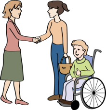 Eine Frau begrüßt eine Frau und einen Jungen im Rollstuhl.