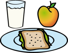 Ein Frühstücks-Teller mit einem belegten Brot, einem Apfel und einem Glas Milch.
