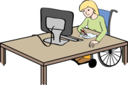 Eine Frau im Rollstuhl sitzt an einem Tisch. Sie schreibt am Computer.