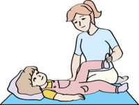 Ein Mädchen liegt auf einer Matte. Eine Frau macht Übungen mit dem Bein von dem Mädchen.