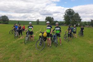 9 Rad-Fahrerinnen und Rad-Fahrer vom CJD Erfurt haben die jungen Männer auf einer Teil-Strecke begleitet.